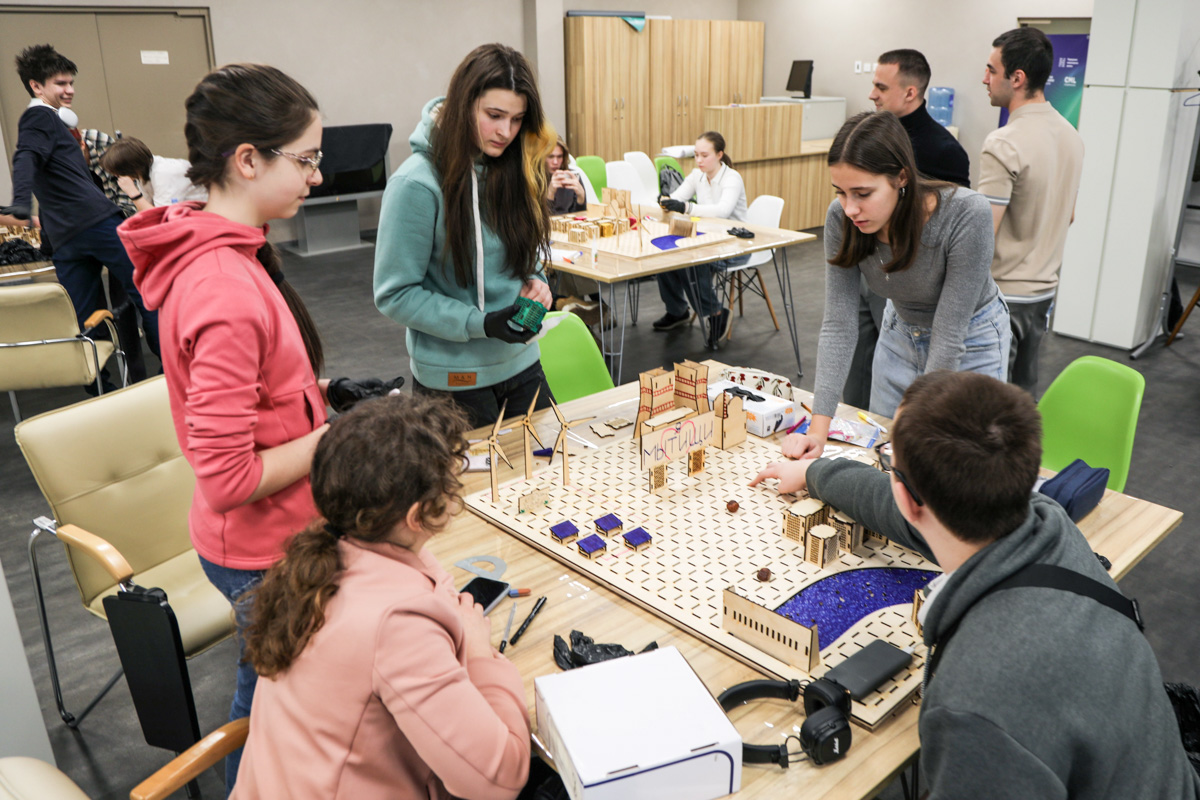 Во время защит школьники продемонстрировали хорошую подготовку, уверенное владение материалом и умение работать в команде 