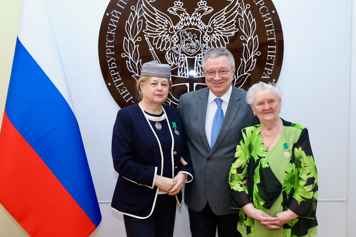 Ректор СПбПУ Андрей Рудской вручил Людмиле Борисовой и Вере Гуревич знаки отличия Политеха «За заслуги» 