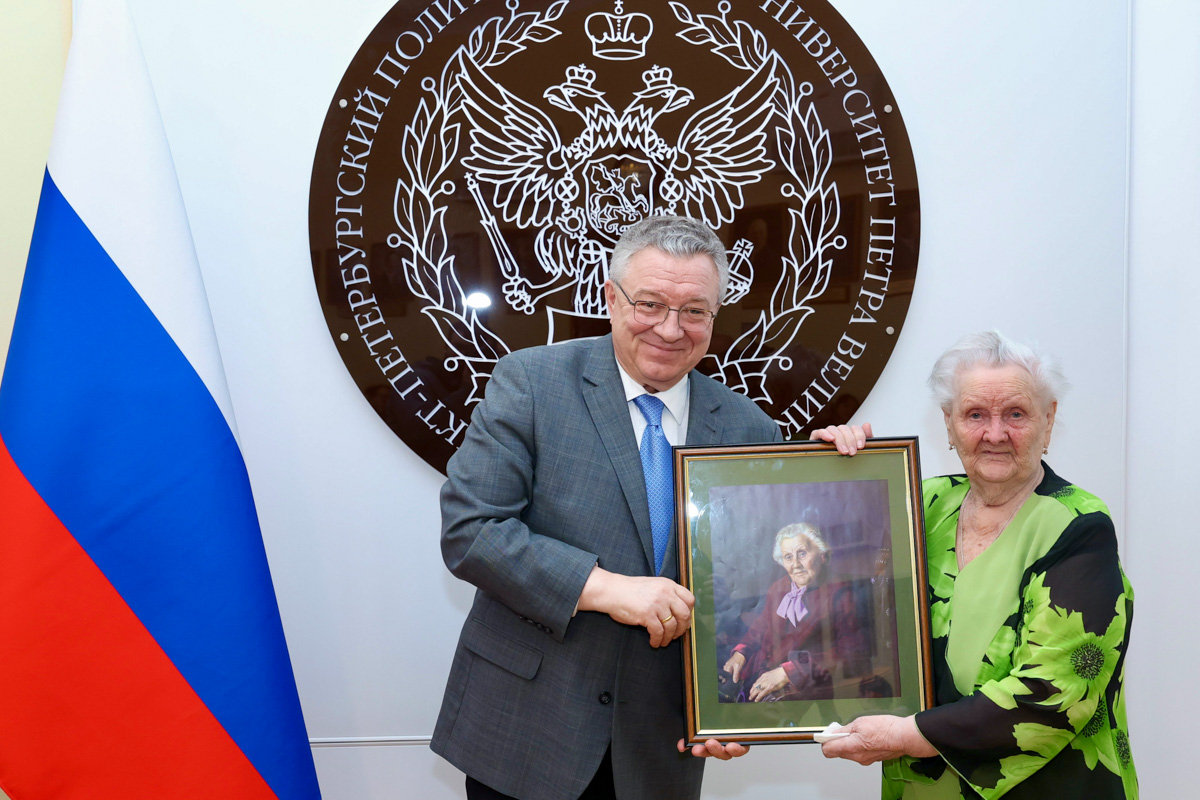 Ректор СПбПУ Андрей Рудской вручил Вере Гуревич её портрет 