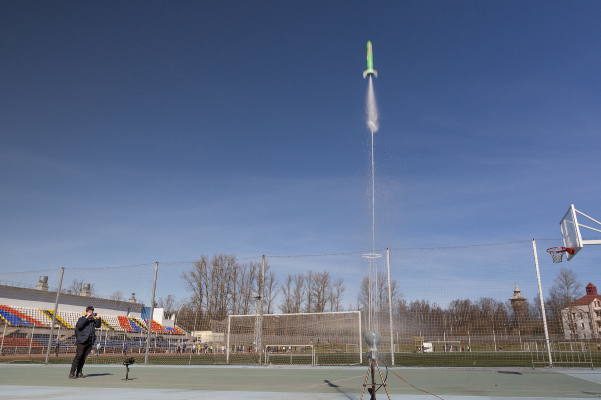 Ребятам продемонстрировали полёт гидропневматических ракет 