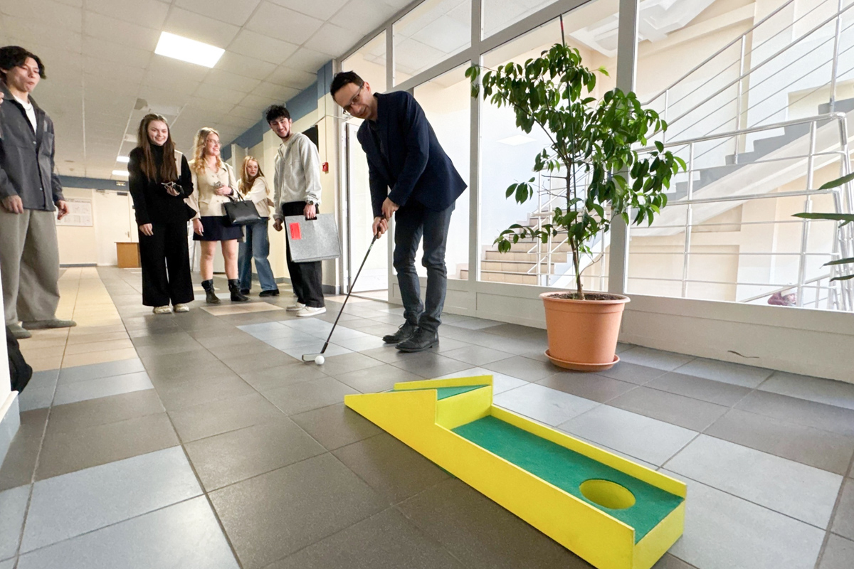 Среди множества активностей особенно запомнилась интерактивная рампа для мини‑гольфа 