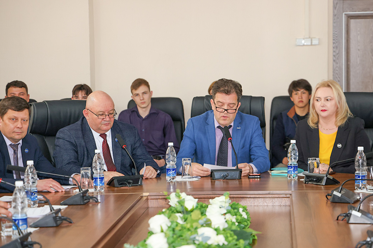 С приветственным словом выступил советник ректора КРСУ Николай Кудрявцев 