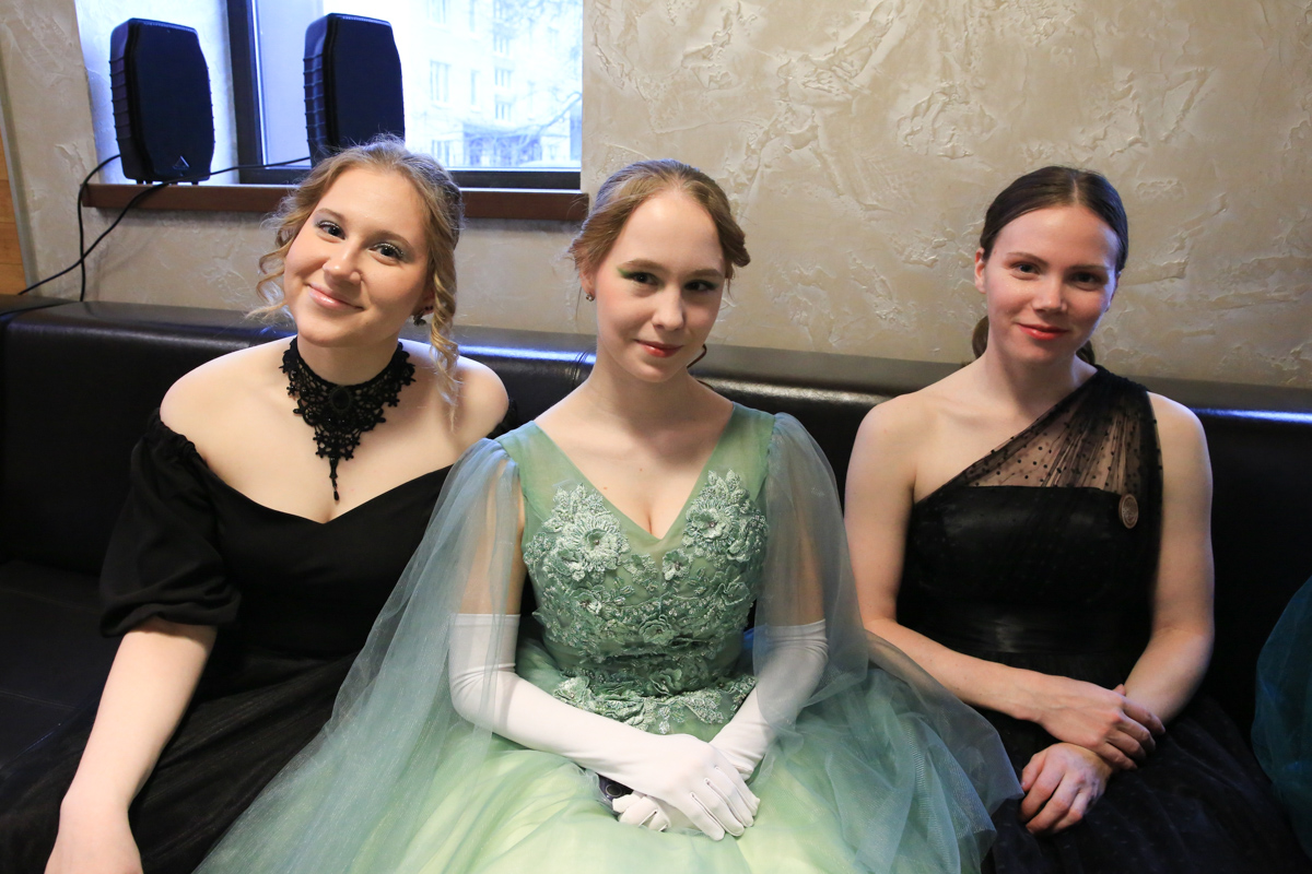 В приглушённом свете ламп сменяли друг друга старинные и зажигательные песни 