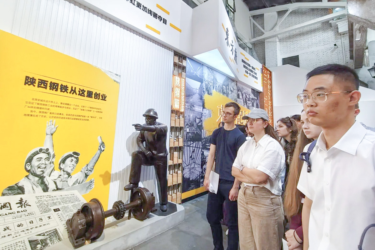 В состав делегации вошли студенты Высшей школы дизайна и архитектуры и Высшей школы промышленно-гражданского и дорожного строительства ИСИ под руководством доцентов Елены Ладик, Алёны Шеремет и старшего преподавателя Александры Зацепиной. Проектный марафон направлен на развитие китайско-российского сотрудничества в области архитектурно-градостроительных исследований. На марафоне участники в составе международных команд разработали концепцию реновации промышленной территории в городе Сиань, включая архитектурные и конструктивные решения исторически ценных промышленных объектов с использованием конструкций выдающегося русского инженера Владимира Шухова. Торжественное открытие очной части международного проектного марафона прошло в Сианьском университете архитектуры и технологий. К участникам обратился заместитель декана, профессор Данг Ютан. От Инженерно-строительного института выступила Елена Ладик. Она поблагодарила китайских коллег за тёплый приём и выразила уверенность в успешной совместной работе.