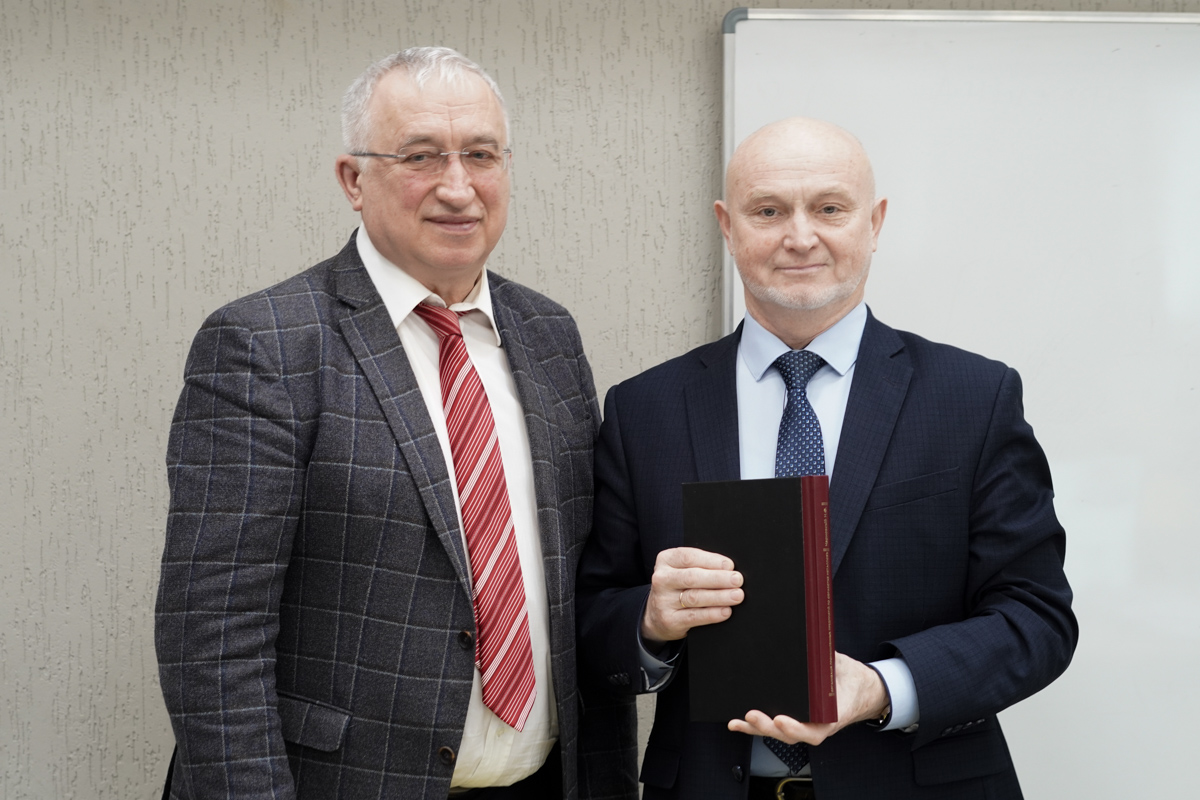 Заведующий кафедрой «Экономика и организация производства» МГТУ им. Н. Э. Баумана Сергей Фалько и генеральный директор АПП СПб Александр Громов 