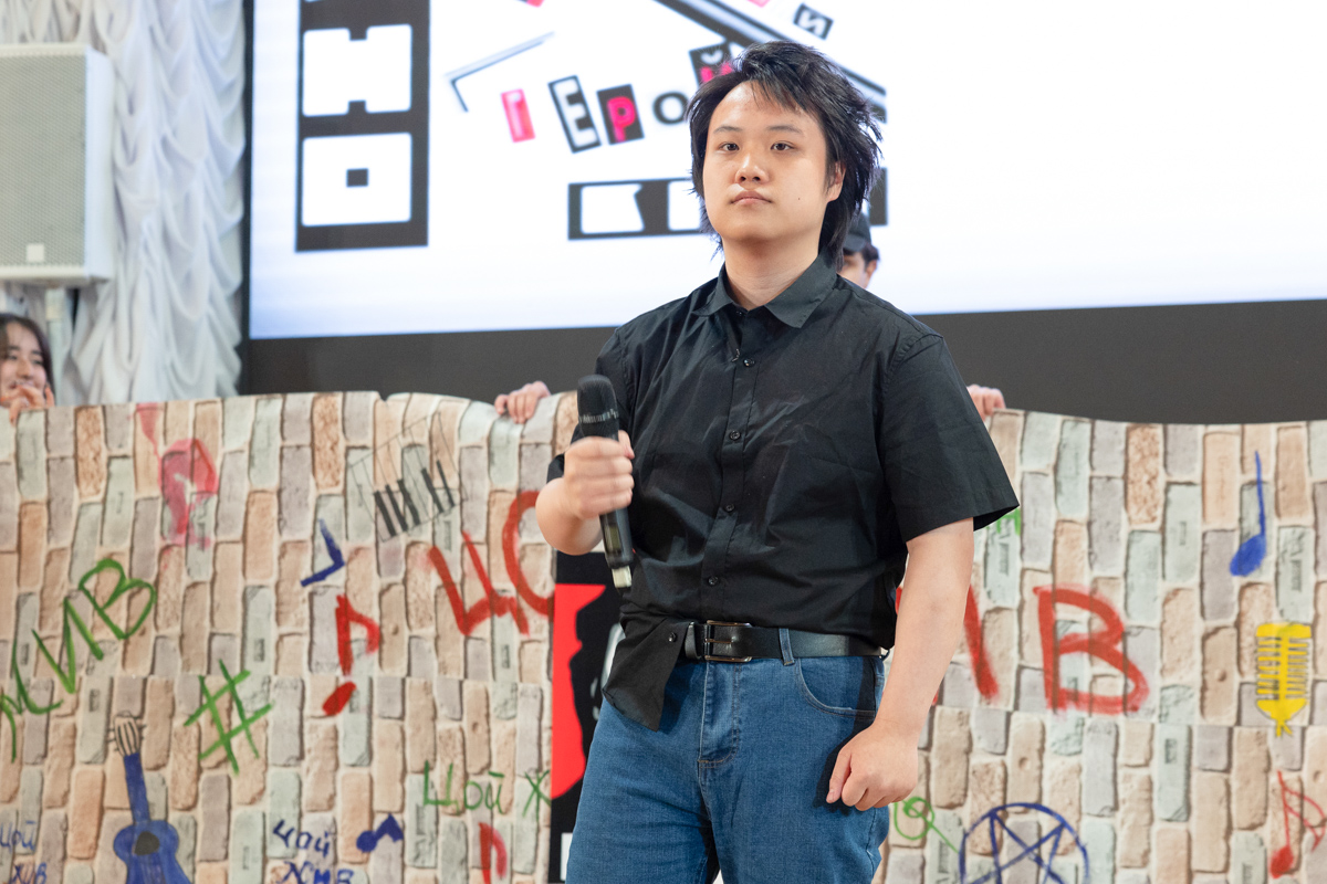 Лю Ихань, перевоплотившийся в Виктора Цоя исполнил песню «Перемен!» 