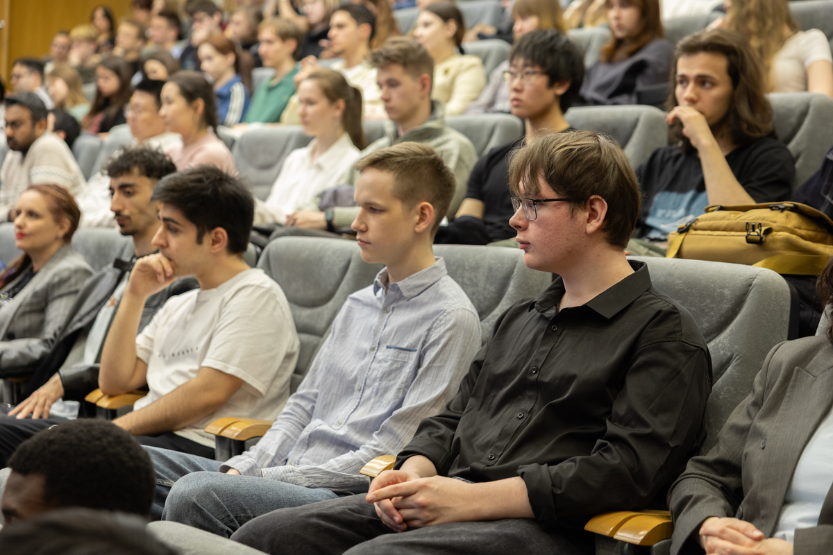 Студенты в зрительном зале 
