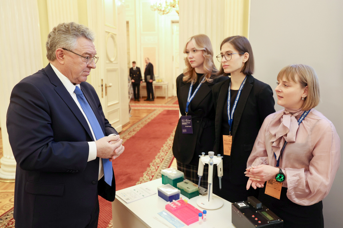 Ректор СПбПУ Андрей Рудской на осмотре экспозиции Политеха 