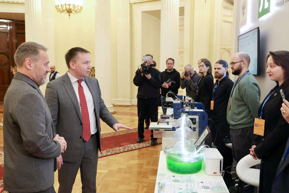 Учёный секретарь СПбПУ Дмитрий Карпов рассказывает председателю Законодательного собрания Санкт-Петербурга Александру Бельскому о разработках университета 