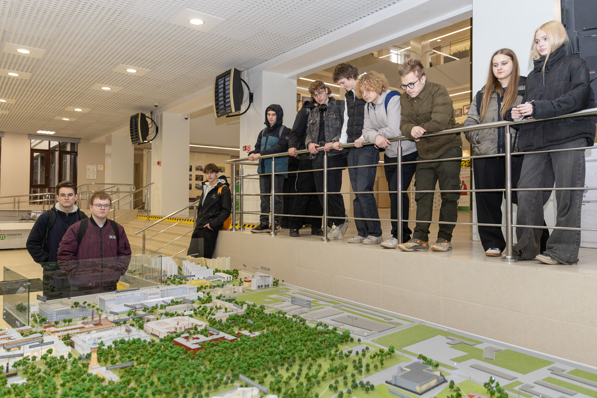 Особое внимание школьников привлек Научно-исследовательский корпус СПбПУ