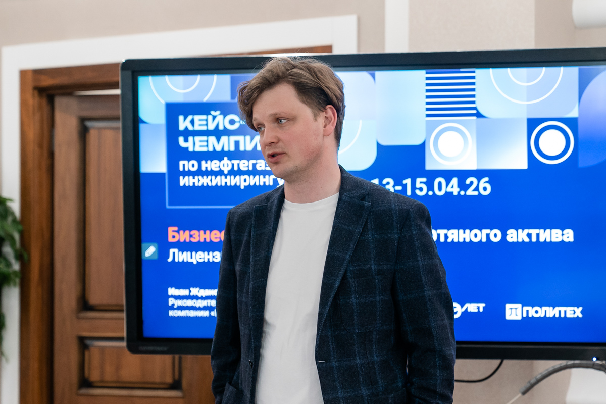 Награды победителям вручил лично директор НОЦ «Газпромнефть-Политех» Дмитрий Богданов 