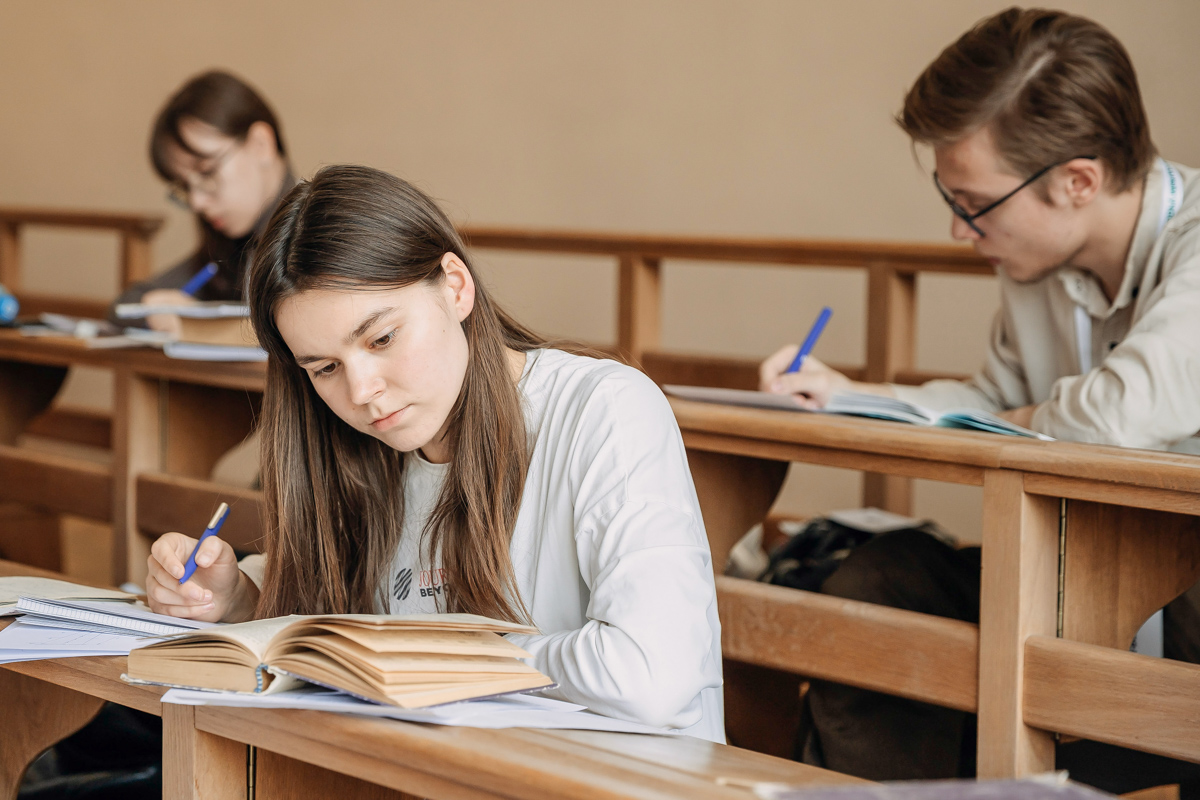 На олимпиаде студенты решали шесть задач 