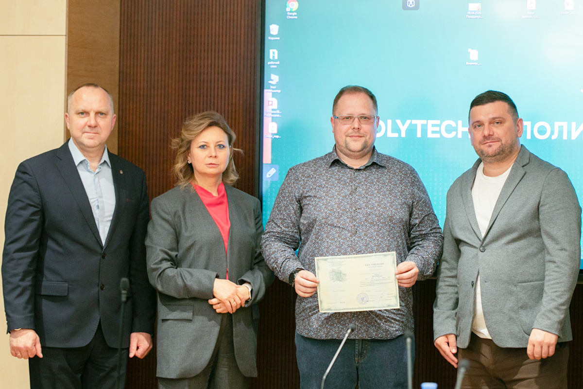 Вручение удостоверения заведующему кафедрой «Системы приводов, мехатроника и робототехника» БГТУ «ВОЕНМЕХ» им. Д. Ф. Устинова Петру Чернусь 