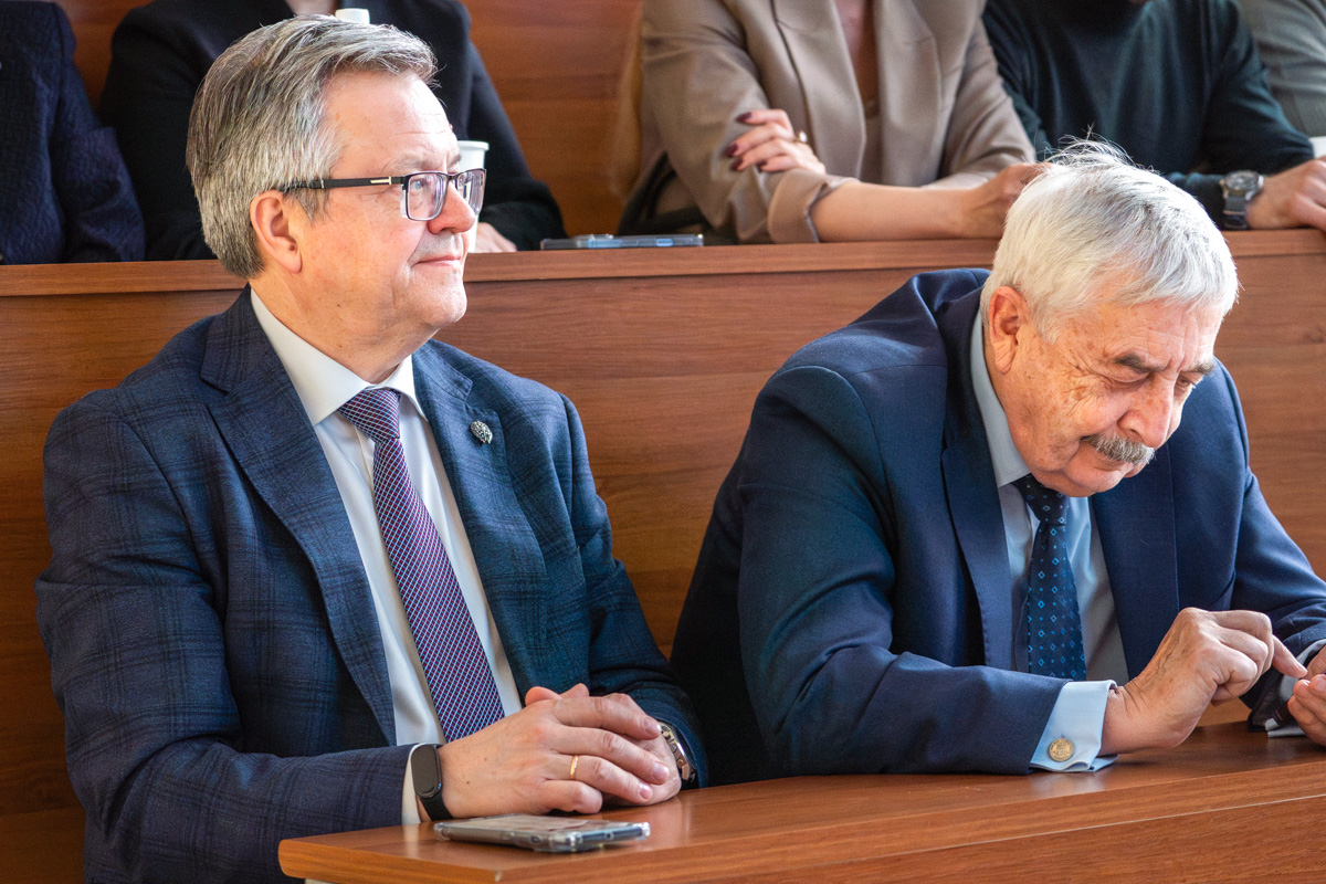 Директор ИПМЭиТ Владимир Щепинин и руководитель административного аппарата ректора Владимир Глухов 