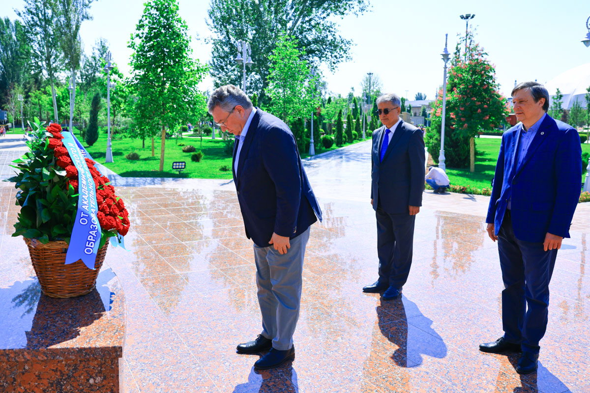 Делегация СПбПУ почтила память всех павших героев, возложив цветы с лентой «от академического и образовательного сообщества Санкт-Петербурга» 