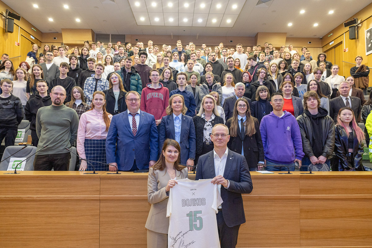 В завершение встречи гостю по традиции подарили фирменную футболку проекта «Лепота» и сделали общее фото 