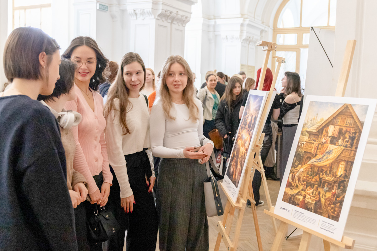 Одним из главных событий пленарного заседания стало награждение студентов-призёров арт-выставки «Россия. Единство. Культура» 