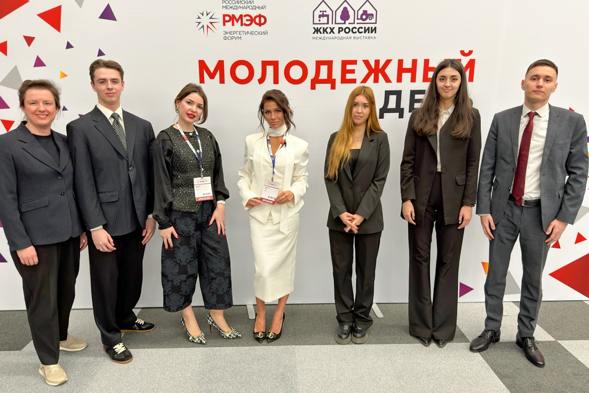 Студенты Высшей школы производственного менеджмента со спикерами форума 