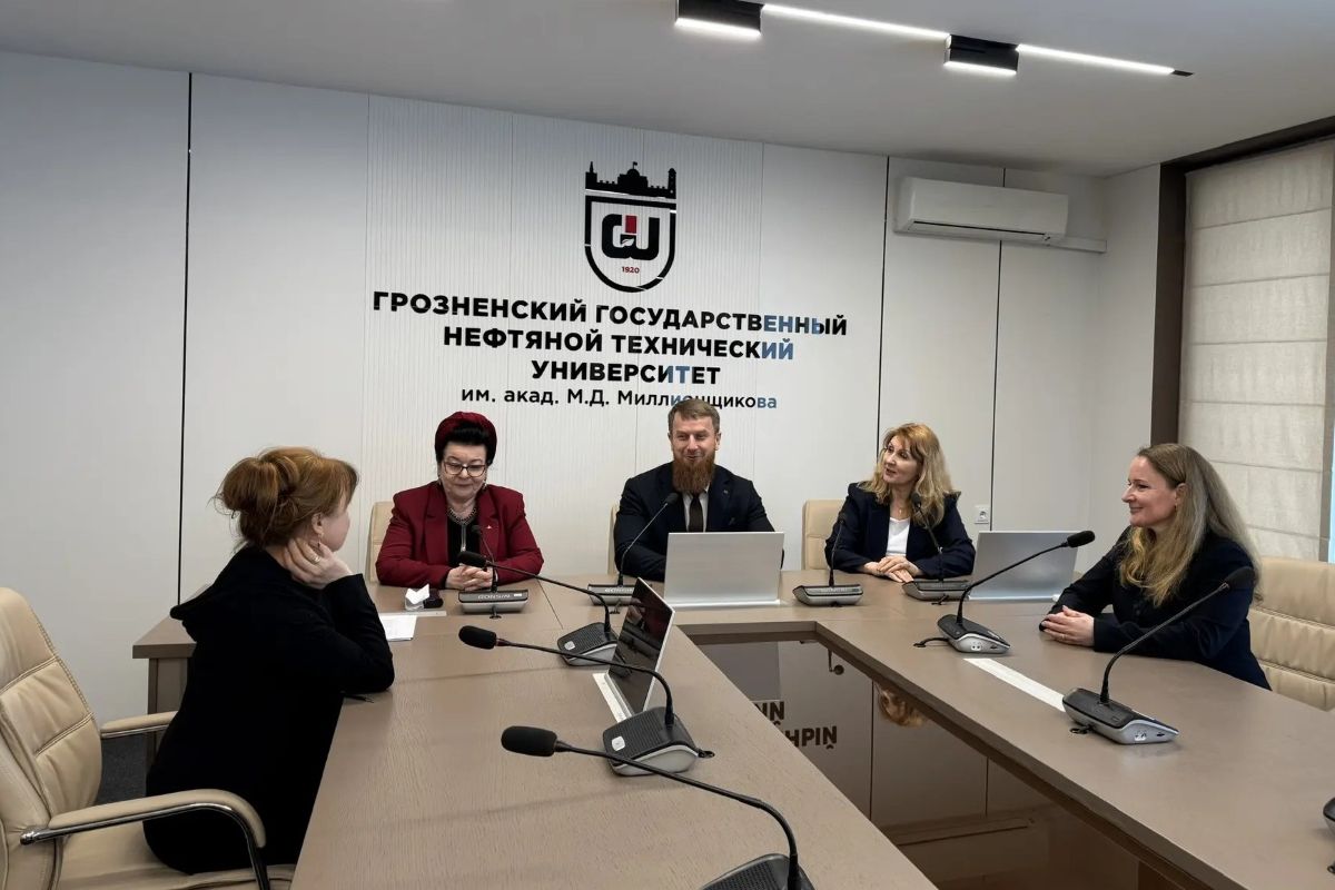 Делегация ИПМЭиТ обсуждает с руководством ГГНТУ перспективы сотрудничества 