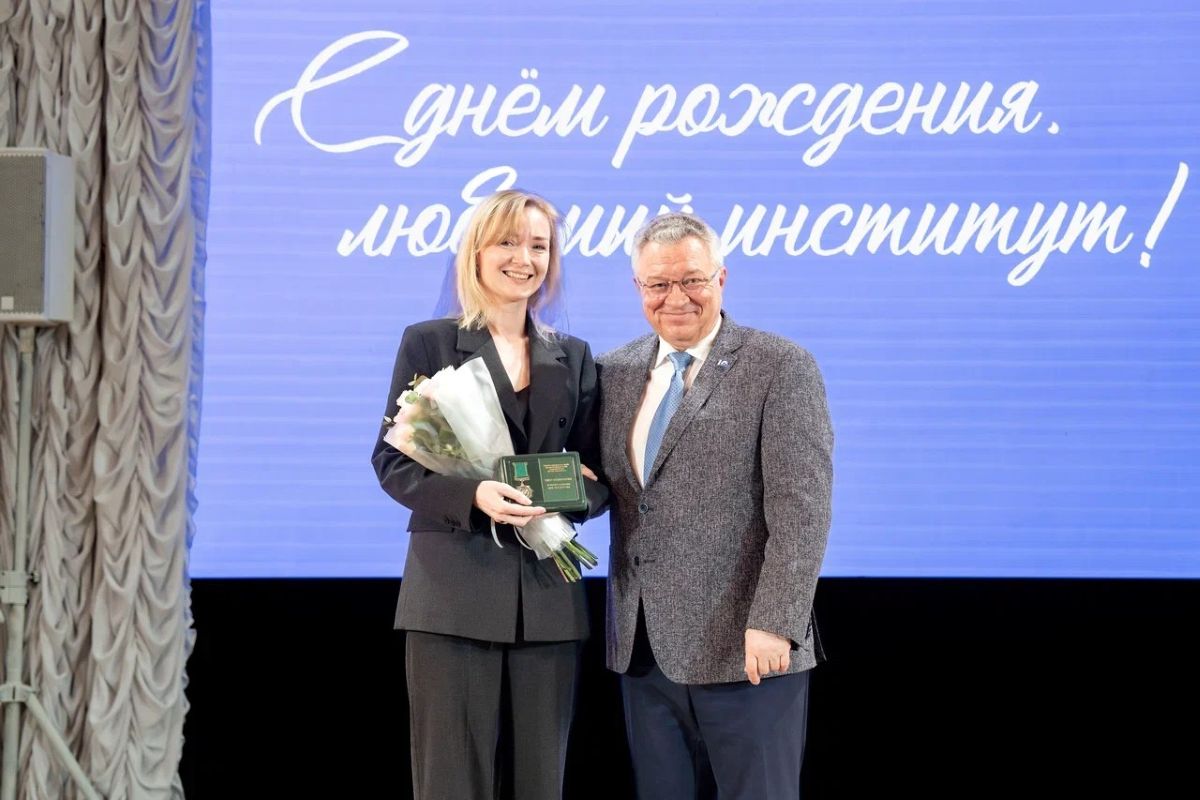 Доцент ВШГУ Марина Иванова получила из рук ректора СПбПУ Андрея Рудского знак отличия «За заслуги» 