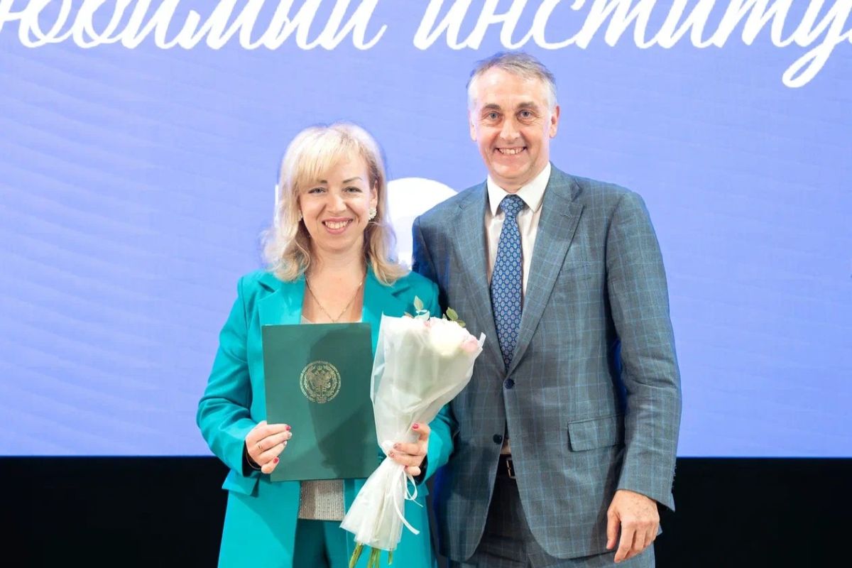 Вручение почетной грамоты СПбПУ доценту ВШСиТ Ирине Асфондьяровой 