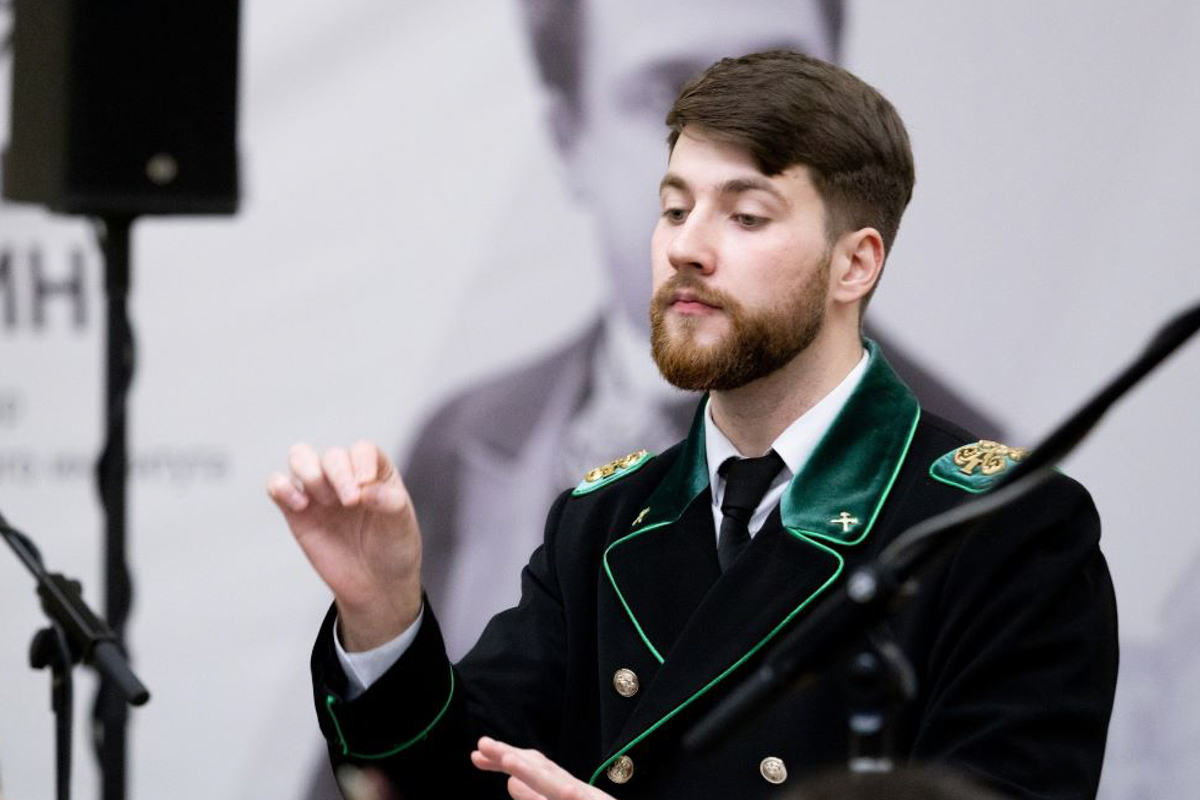 Специально для этого выступление в Белом зале второй дирижёр оркестра, выпускник ИММиТ Павел Жуков написал фантазию для оркестра «Отголоски войны» 