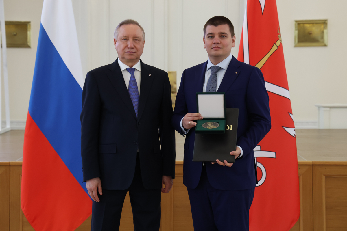 Доцент Высшей школы сервиса и торговли ИПМЭиТ СПбПУ Алекс Краснов получил премию в номинации «Гуманитарные и социальные науки — премия им. Е.Р. Дашковой» за развитие теоретических основ концепции инфлюенс-маркетинга и трансформации потребительского поведения в цифровой среде 