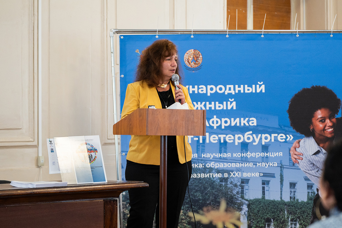 Алла Мазина выступила с докладом (фото предоставлены пресс-службой СПбГЛТУ) 