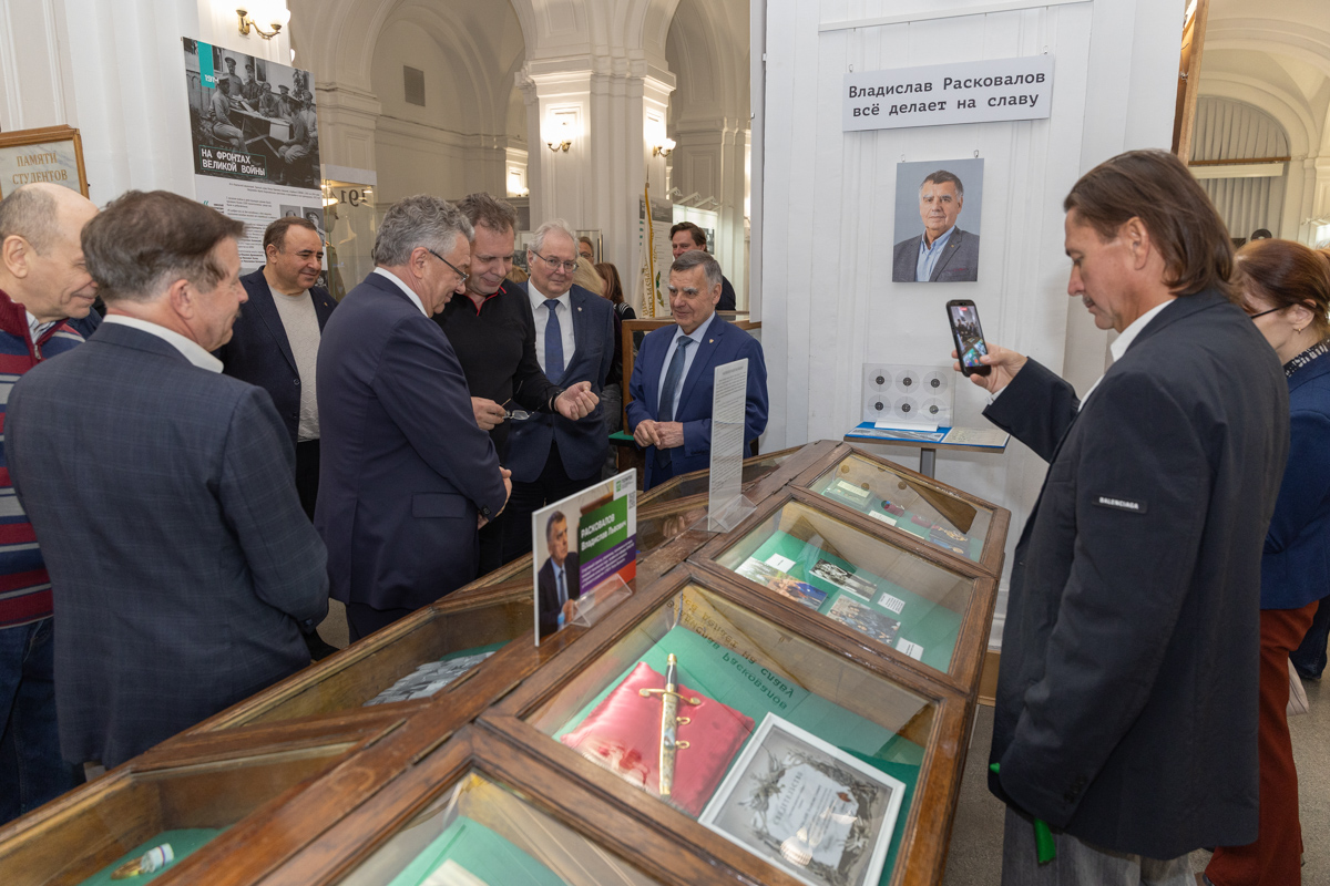 Среди которых были ученики Владислава Львовича, выпускники президентской программы 