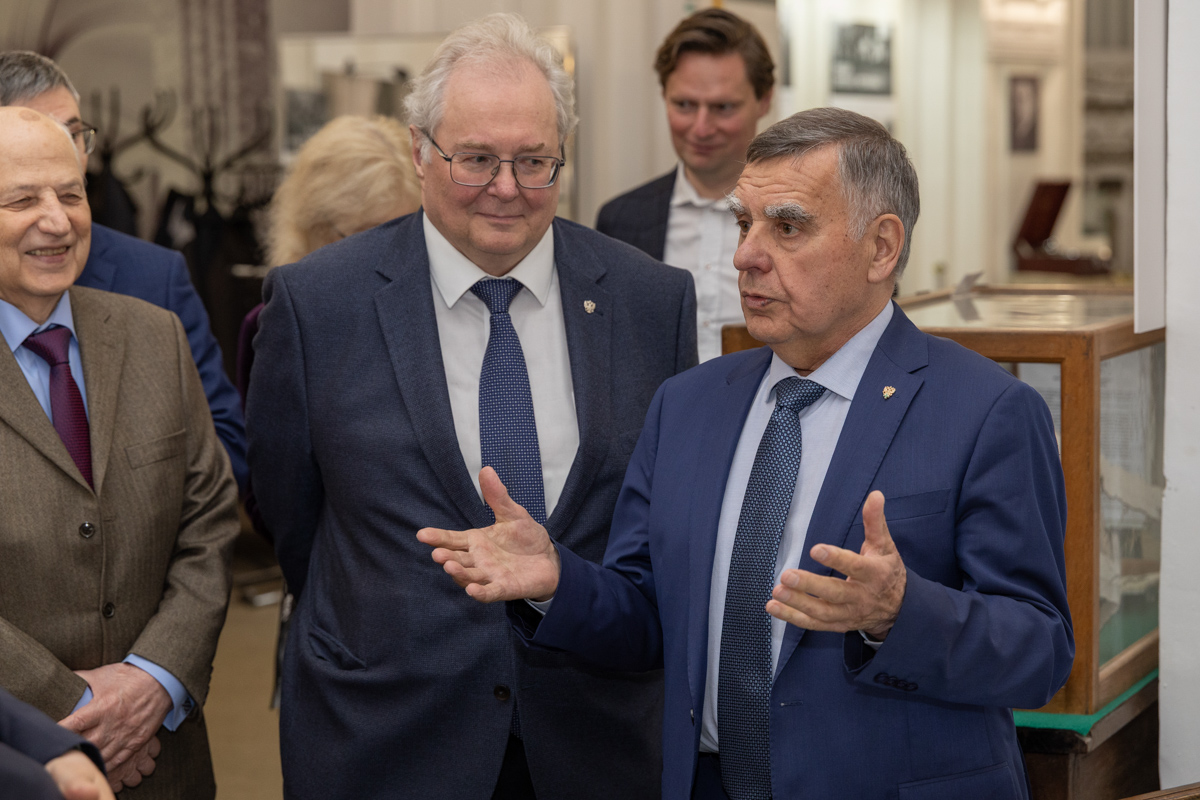 Владислав Расковалов открыл выставку вместе с ректором СПбПУ Андреем Рудским 