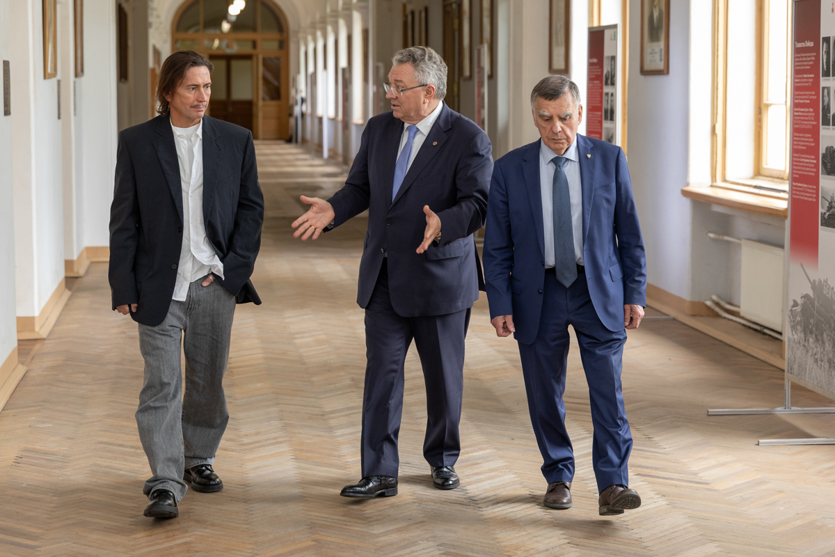 Владислав Расковалов пришёл на открытие выставки в Политех вместе с сыном, известным предпринимателем Вадимом Расковаловым 