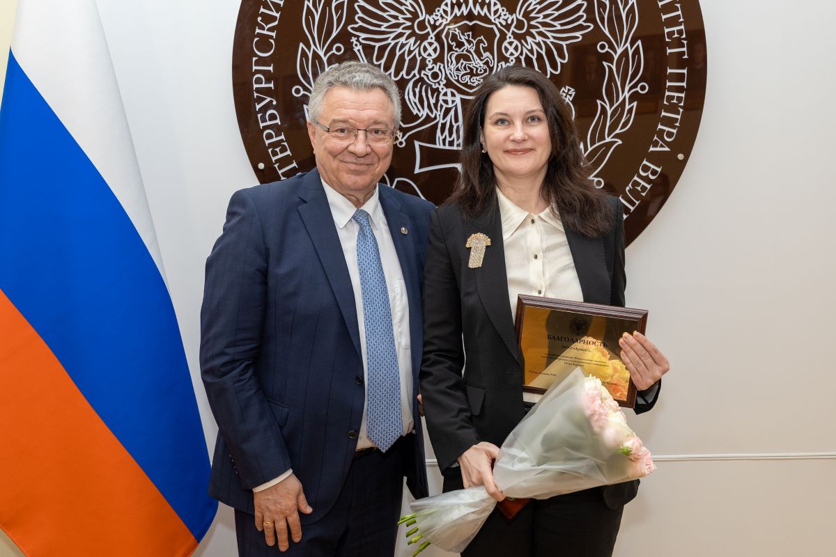 За содействие развитию Фонда целевого капитала СПбПУ ректор Политеха Андрей Рудской наградил памятной медалью и благодарностью университета заместителя генерального директора по персоналу компании «Армтел» Людмилу Богданову 