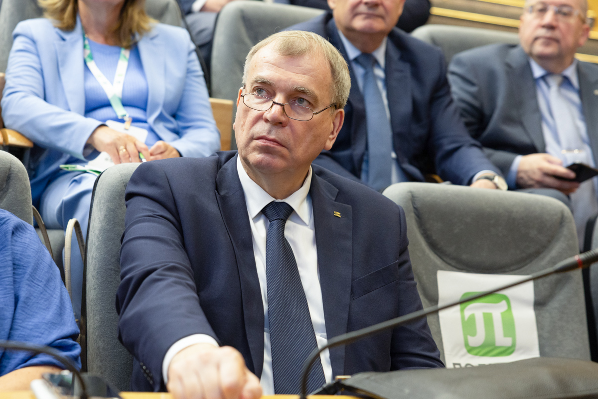 Председатель Комитета по науке и высшей школе Андрей Максимов на конференции 