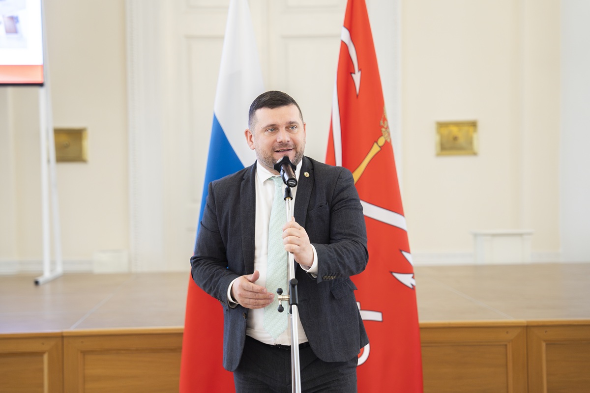 Проректор по дополнительному и довузовскому образованию СПбПУ Дмитрий Тихонов на церемонии закрытия проекта «Школа Смольного» 