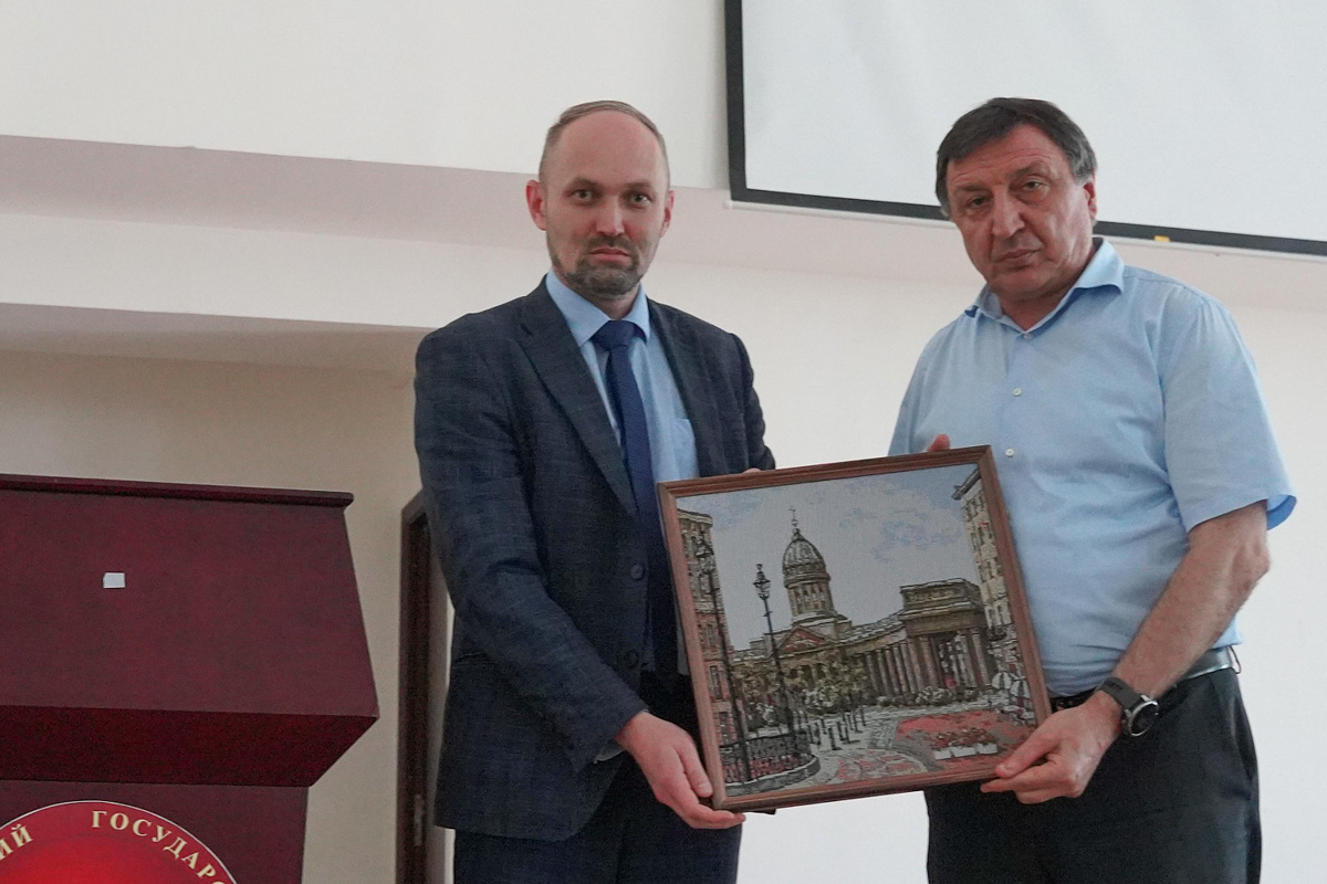 Директор ИФиМ СПбПУ Павел Захаров вручает памятный подарок ректору ДГУ Муртазали Рабаданову 