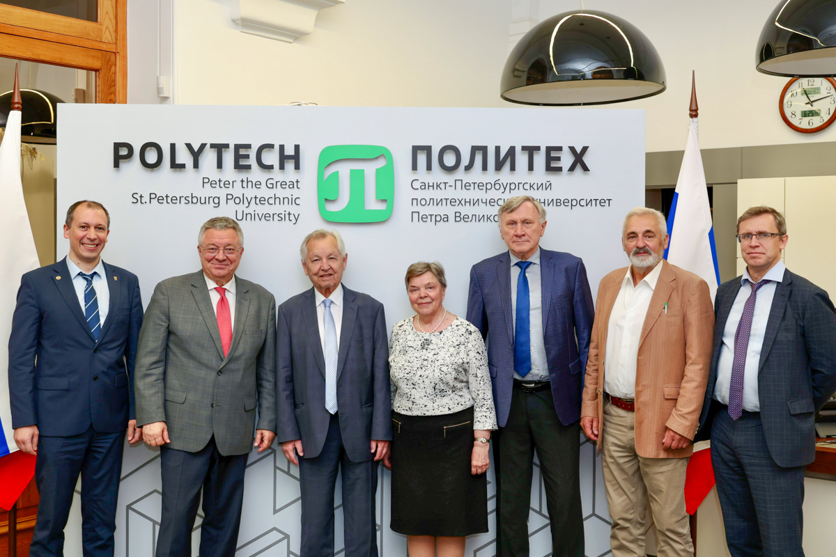Ректор СПбПУ Андрей Рудской с Николаем Кузнецовым, Владимиром Пешехоновым, Ириной Горячевой, Валерием Матвеенко, Александром Беляевым и Антоном-Иржи Кривцовым 