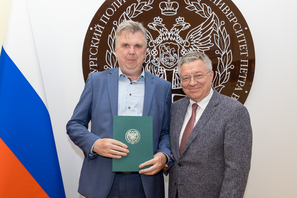 Андрей Рудской наградил грамотой СПбПУ проректора по экономике и финансам Александра Речинского 