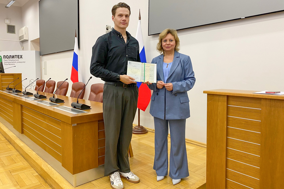 Проректор по образовательной деятельности СПбПУ Людмила Панкова вручила диплом выпускнику программы «Педагогический старт» Андрею Широких 