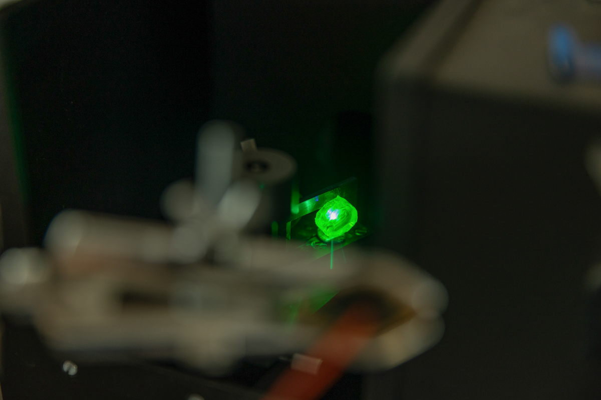 Один из способов повысить стойкость перовскитов — вырастить нанокристаллы прямо внутри стекла, где они оказываются надёжно запечатаны