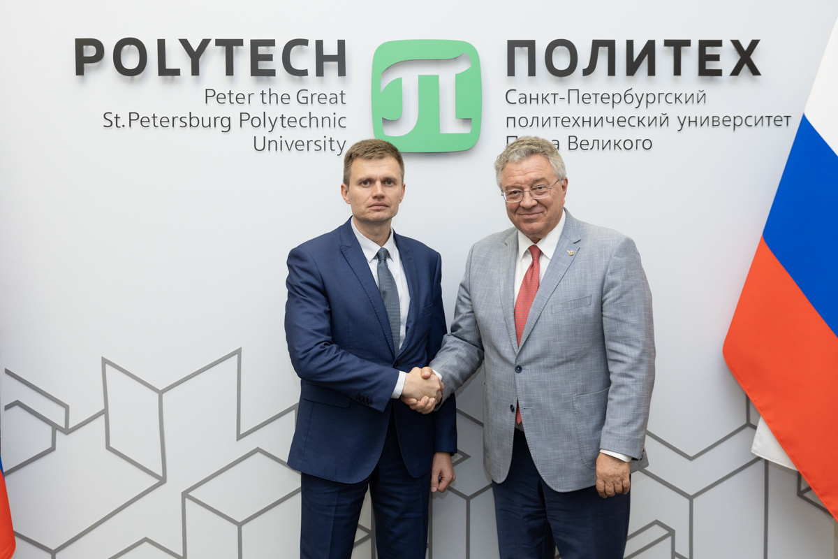 Заместитель полномочного представителя Президента РФ в Северо‑Западном федеральном округе Иван Егоров и ректор СПбПУ Андрей Рудской 