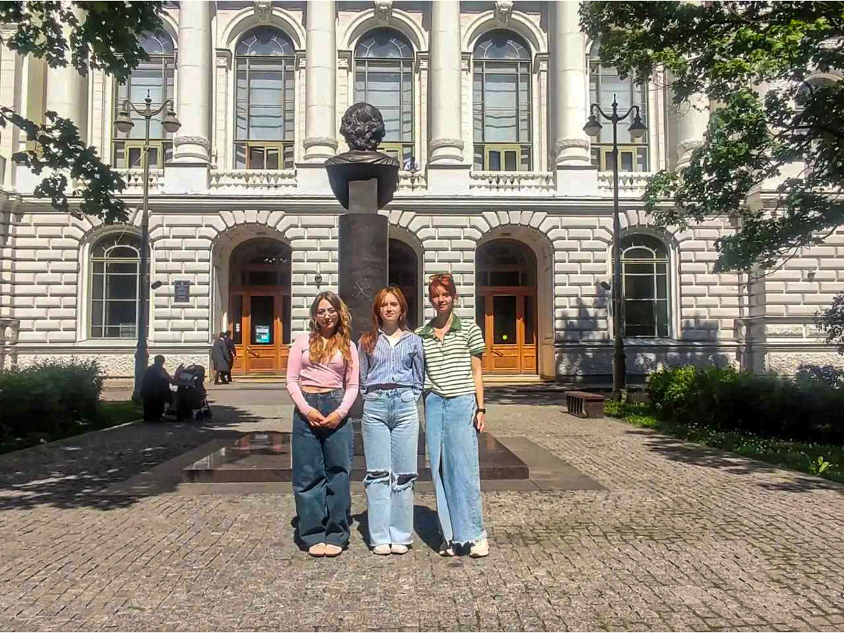 Полина Бондаренко, Анастасия Хапчук и Ольга Щусь у Главного здания СПбПУ 