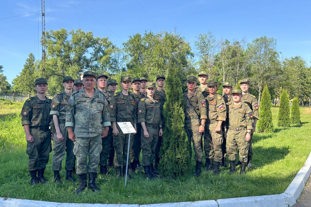 Студенты кафедры связи Военного учебного центра под руководством преподавателей в одной из воинских частей высадили аллею 
