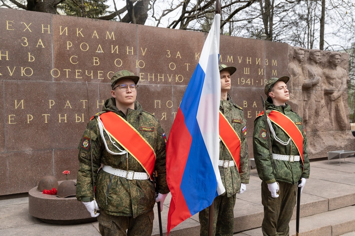 Бело-сине-красный флаг — это не просто атрибут власти, это зримый объединяющий символ 