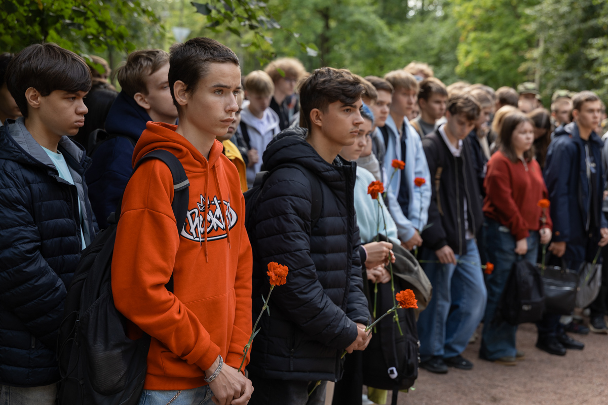 Каждый год на этот торжественно-траурный митинг приходят новые участники — студенты-первокурсники, только поступившие в университет 