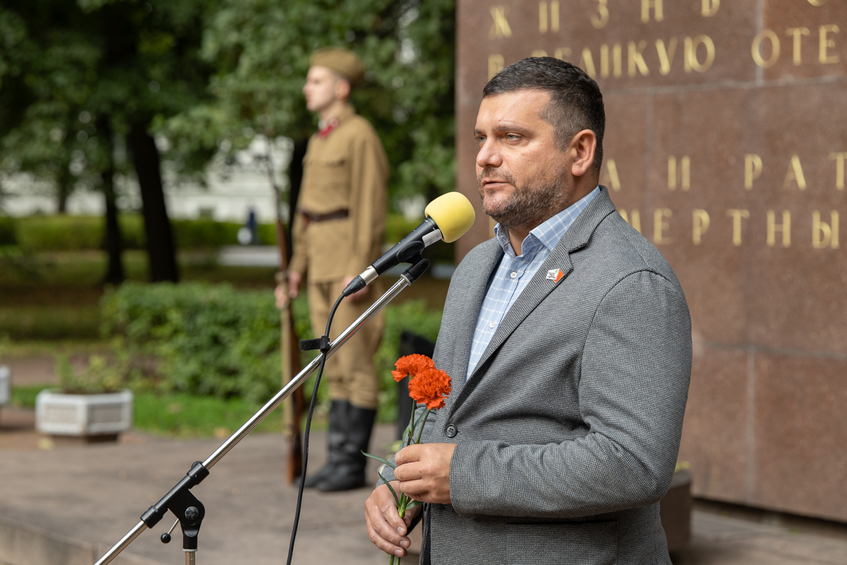 Проректор по дополнительному и довузовскому образованию Дмитрий Тихонов 