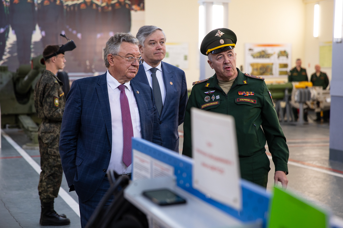 Андрей Рудской и Альберт Гильмутдинов в Военном учебном центре имени Тульского рабочего полка при ТулГУ 