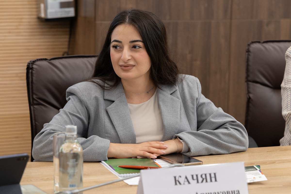 Участников cаммита приветствовала начальник отдела Департамента международного сотрудничества Минобрнауки России Марина Качян Участников cаммита приветствовала начальник отдела Департамента международного сотрудничества Минобрнауки России Марина Качян