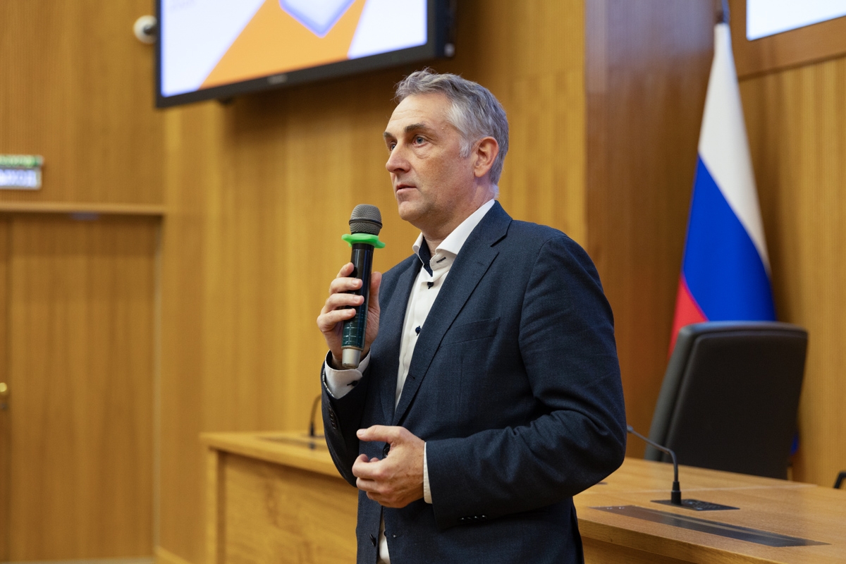 Первый проректор СПбПУ Виталий Сергеев поблагодарил партнёров за долгосрочное сотрудничество 