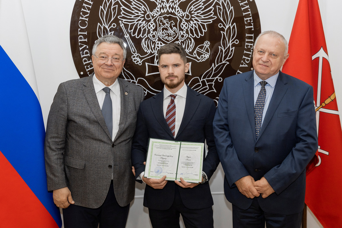 Диплом кандидата технических наук получил Степан Кузин (научный руководитель — профессор Высшей школы физики и технологий материалов Николай Колбасников 