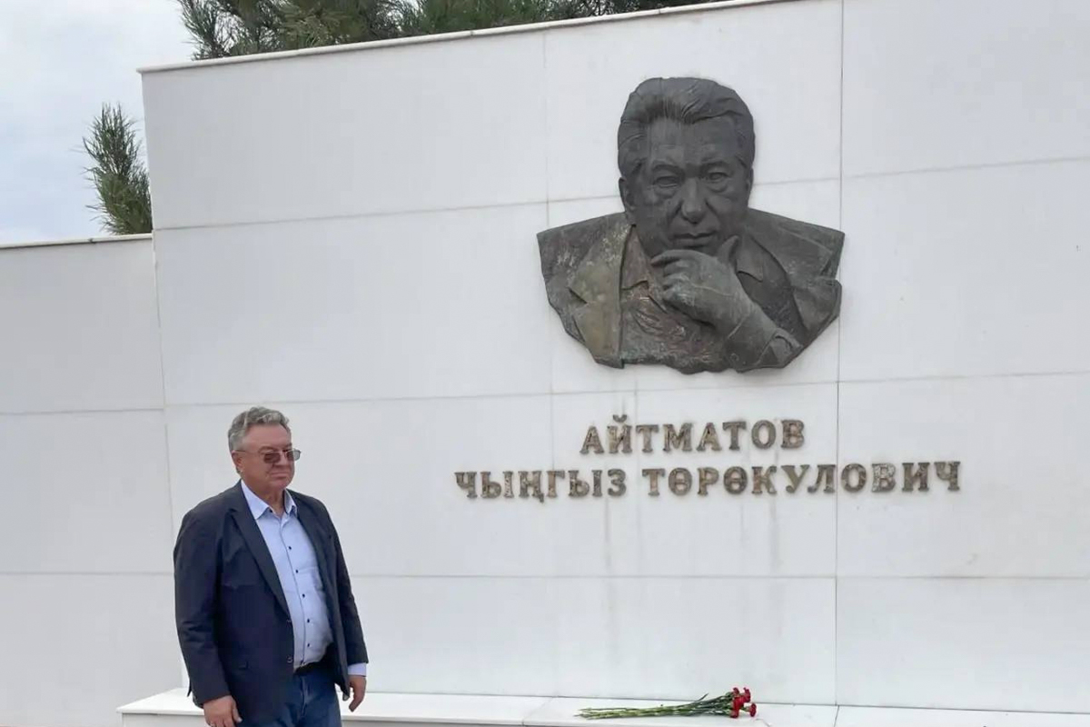 Делегация СПбПУ во главе с Андреем Рудским почтила память Чингиза Айтматова - 